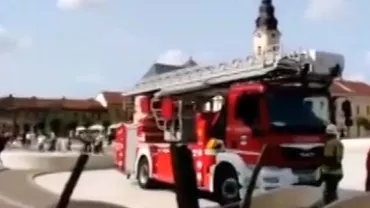 Pe jumătate gol, un orădean amenința că se aruncă de pe Palatul din centrul orașului (VIDEO)