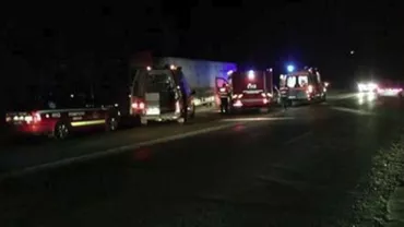 Încă un ACCIDENT GRAV: Un TIR a intrat într-un tren cu călători, mai multe VICTIME, trafic feroviar BLOCAT (FOTO)