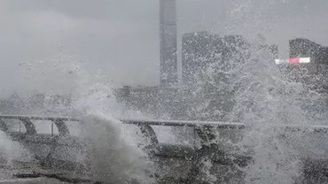 Oameni luaţi pe sus de vânt şi maşini răsturnate! Taifunul Hato a invadat teritoriul chinez Macao (FOTO/VIDEO)