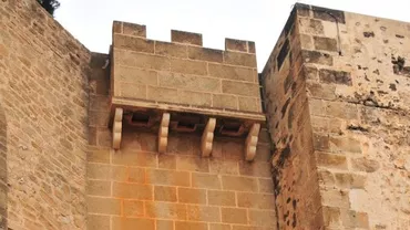 O mamă a căzut cu bebelușul său din turnul unui castel
