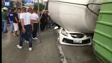 Momente de COȘMAR în Spania! O betonieră a căzut peste o mașină în care se aflau 3 copii (VIDEO)