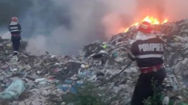 "Acolo ar fi fost îngropate deșeuri radioactive". Stare de alertă la Vâlcea, după un incendiu izbucnit la o groapă de gunoi: Se cere intervenția SRI