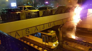 INCENDIU în Militari: Un panou situat la intrarea în Pasajul Lujerului a luat foc