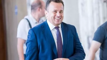 ABERAȚIE marca "GENUNCHE"! Manualele de sport îi învață pe copiii de clasa a V-a cum să meargă: „Păstrați contactul cu solul” (FOTO)