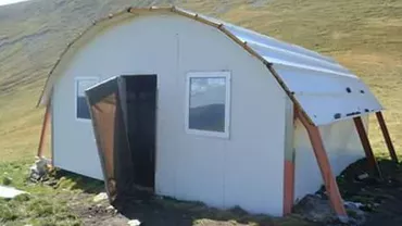 Miorița alpinistă: Refugiu montan, transformat în ABATOR de către ciobanii din Făgăraș (FOTO)