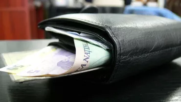 O femeie, aflată la cumpărături în mall, a rămas fără portofelul cu 6000 de euro. Momentul furtului a fost filmat (VIDEO)