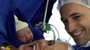 Cel mai tare selfie din maternitate? Bebeluşul s-a născut râzând (FOTO)