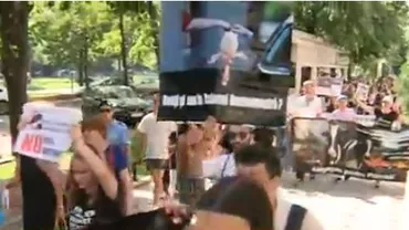 Protest în Capitală împotriva ordinului prin care vor fi ucişi peste 200 de urşi şi lupi (VIDEO)
