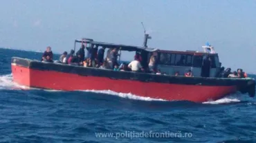 I-AU PRINS! 100 de IMIGRANȚI, interceptați de polițiști pe un pescador în Marea Neagră (FOTO)