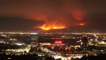 ARDE Orașul Îngerilor! Cel MAI MARE INCENDIU de vegetație din istoria Los Angeles-ului (VIDEO, FOTO)