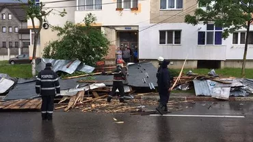 Prăpăd în toată țara: Acoperişuri smulse, copaci rupţi și drumuri blocate. Şi în Bucureşti a început URGIA!