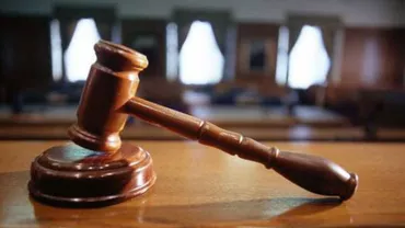 NEMAIÎNTÂLNIT! Consilier juridic, DEZBRĂCAT DE ROBĂ de către o judecătoare, în incinta Tribunalului