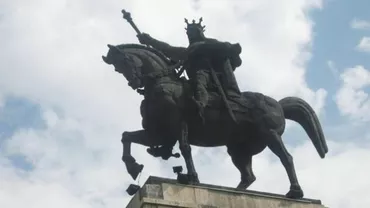 Statuia lui Ștefan cel Mare din Suceava, PERICOL PUBLIC! Simbolul orașului stă să se prăbușească. Autoritățile privesc cu îngrijorare și fac proiecte (FOTO)