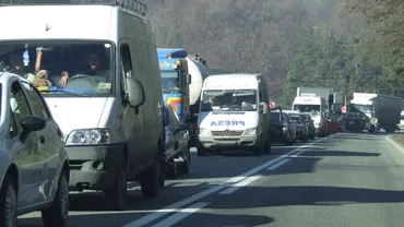 MICROBUZ militar implicat într-un accident pe DN 1, la Buşteni