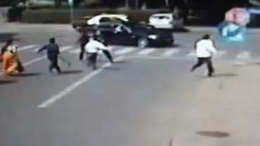 Scene uluitoare în Bistrița! Polițist alergat cu SECUREA în centrul orașului de un rom (VIDEO)