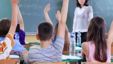 Elevii, controlați în ghiozdane pentru a nu intra în școală cu Gazeta matematică sau globuri pământești: Scandalul auxiliarelor, o afacere de 35 milioane euro
