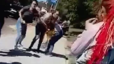 Susținătoarea celor 7 violatori din Vaslui a bătut o elevă până la leșin, chiar sub nasul jandarmilor! (VIDEO)