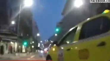 Scene incredibile în centrul Capitalei: Un taximetrist a lovit intenționat un biciclist și a plecat de la fața locului (VIDEO)