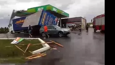 Furtuna a făcut ravagii și la Cluj: Oameni blocați în lifturi, remorci de TIR luate pe sus de vânt (FOTO)