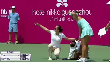 Patricia Țig s-a prăbușit în timpul meciului de la Guangzhou și a fost nevoită să se retragă (FOTO)