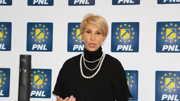 Raluca Turcan, criticată pentru ținuta de la priveghiul lui Quintus: Colier de perle, lănțișor de aur și cercei cu diamante (FOTO)