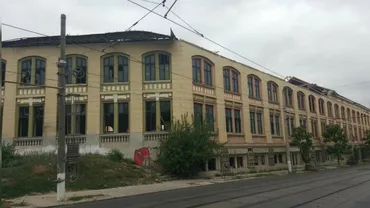 Vânt puternic în Capitală. Acoperișul unei FABRICI a fost luat pe sus