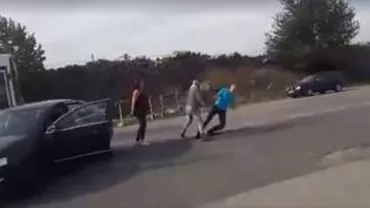 Scandal în trafic. Un tânăr a fost lovit cu pumnul și lăsat inconștient pe drum (VIDEO)