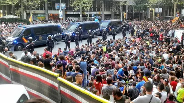Spania la un pas de RĂZBOI CIVIL: Madridul PREIA CONTROLUL asupra finanţelor Cataloniei.Violențe la Barcelona. 12 persoane reţinute (VIDEO, FOTO)