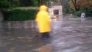 Furtună puternică la Târgu Jiu! Orașul, acoperit de un nor NEGRU. Sirenele de avertizare a populației au pornit! (VIDEO, FOTO)