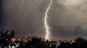 Cod ROZ de furtună în București: Școli închise, trafic blocat, multă panică și agitație pentru o ploaie scurtă cu pagube minime