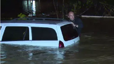 Alertă în Sinaia: O mașină în care se aflau două persoane a rămas blocată în apă (FOTO)