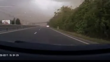 Momentul TRAGIC când un tânăr moare strivit de poarta de intrare în orașul Timișoara, în timpul furtunii de duminică (VIDEO)