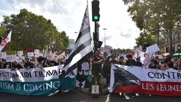 Proteste de amploare în Paris: Zeci de mii de susținători ai extremei stânga au manifestat împotriva măsurilor lui Emmanuel Macron