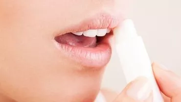 Balsamurile de buze conțin substanțe toxice și cancerigene