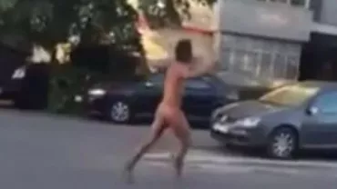 Bărbat dezbrăcat în stradă, show cu poliţiştii: L-a luat la palme pe agent (VIDEO)
