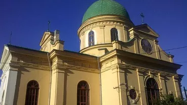 Un bărbat s-a urcat în chiloți pe acoperișul bisericii și a amenințat că se sinucide (FOTO)