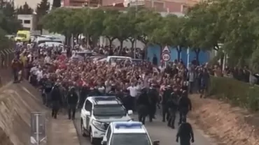 Imaginile înverșunării catalane: Sute de oameni i-au alungat pe membrii Gărzii Civile dintr-un oraș (VIDEO)