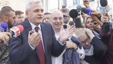 Scene de tot râsul la Curtea Supremă. ”Daddy” Dragnea s-a înconjurat de bodyguarzi, de frica protestatarilor care i-au fluturat cătușele prin fața ochilor (VIDEO, FOTO)