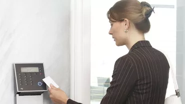 Fişele de pontaj: Unii aşteaptă controlul Inspecţiei Muncii ca să vadă ce să facă, alţii pontează într-o zi cât într-o lună