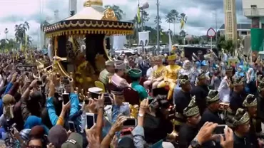 Sultanul din Brunei, paradă într-un car aurit tras de zeci de oameni (VIDEO)