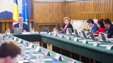 Guvernul interzice pungile din plastic subţire cu mâner