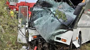 Cod roşu de intervenţie: Un autocar cu 30 de persoane s-a răsturnat