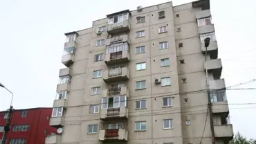 Locatarii unui bloc în pericol, după ce o groapă adâncă a apărut sub acesta