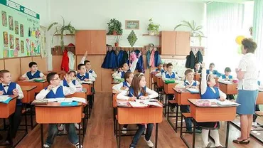 Elevii premianţi, lăsați fără burse. Primarii au folosit banii ca să-și mărească lefurile