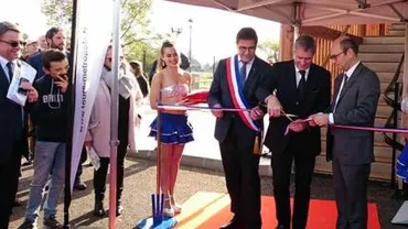 Fuste mini și banderole pe sâni. Gazdele aproape goale la un eveniment oficial la Luynes în Franța