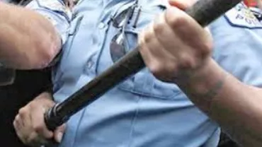 ”M-au bătut şi am leşinat!” Un bărbat susține că a fost lovit cu bestialitate de 2 polițiști (VIDEO)