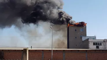 Incendiu de proporţii în aceste momente! Un bloc a luat foc