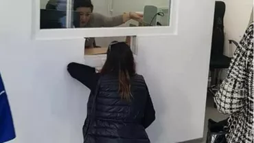 Fotografia care sintetizează perfect relația contribuabililor cu statul: O femeie ÎN GENUNCHI la Direcția de Taxe a Sectorului 5 (FOTO)