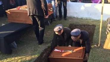 Lecție de demnitate: În loc de cutii de carton, soldații polonezi morți în al doilea război sunt reînhumați în sicrie din lemn masiv, cu cruce și steag deasupra (FOTO)