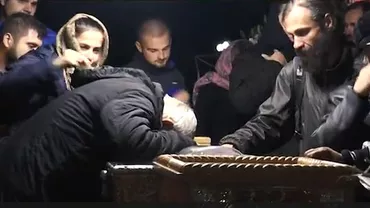 SCENE ȘOCANTE LA IAȘI! Cine este BĂRBATUL POSEDAT, care a apărut în fața raclei cu moștele Sfintei Parascheva